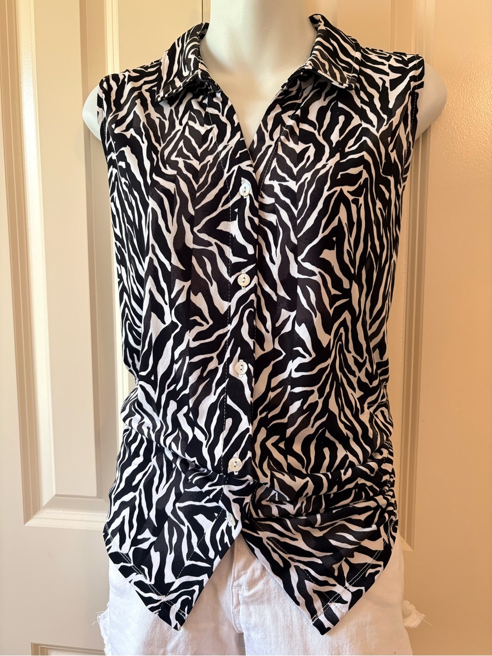 Sleeveless Black & White Zebra Print Button-Front Top, size LP